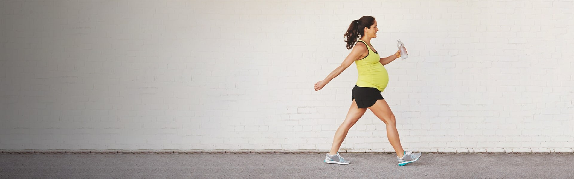 Une femme enceinte fait du sport.