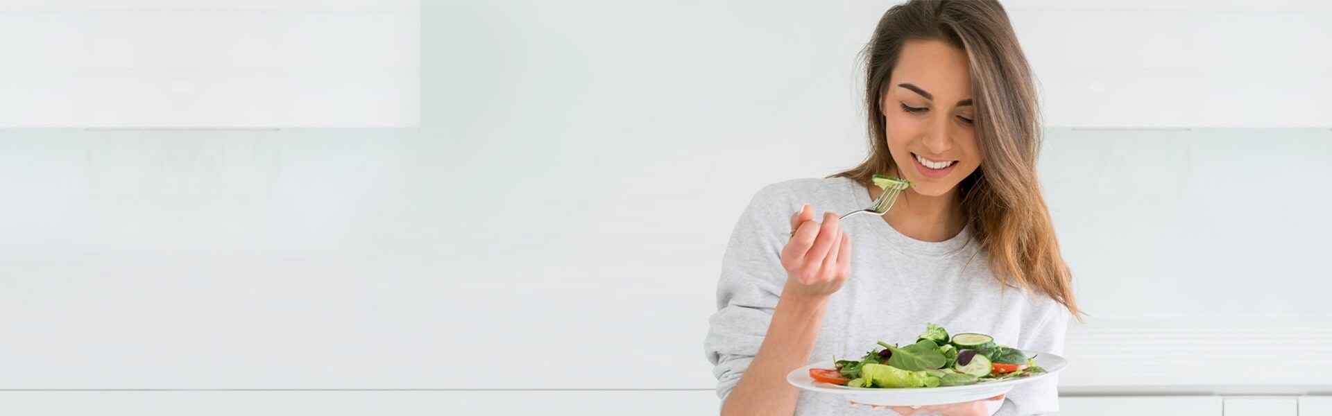 Frau isst Salat