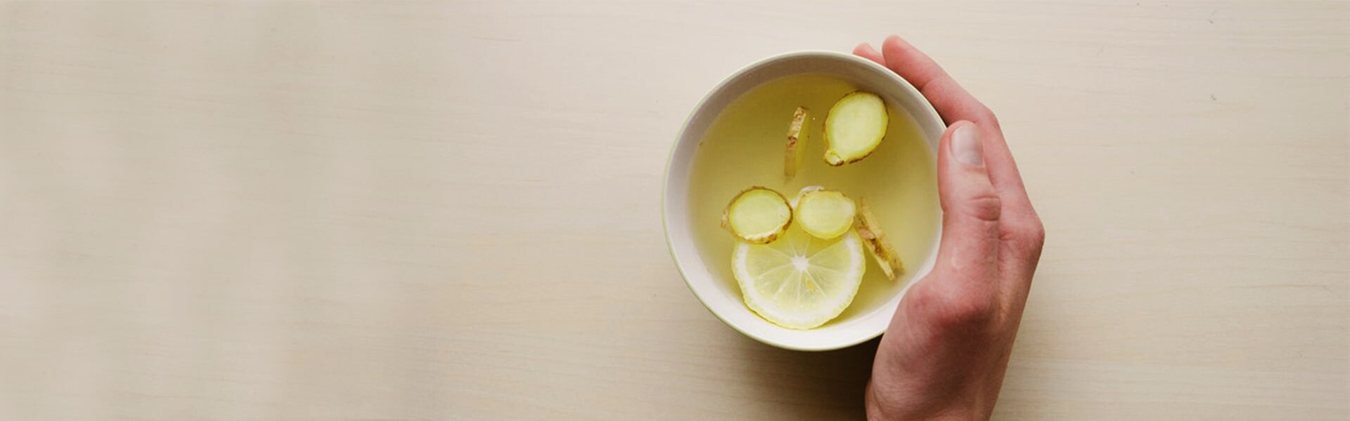Une tasse de thé au gingembre et au citron