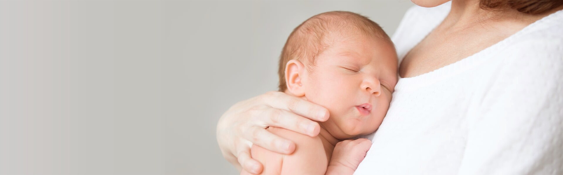 Mutter stillt ihr neugeborenes Baby mit der Brust
