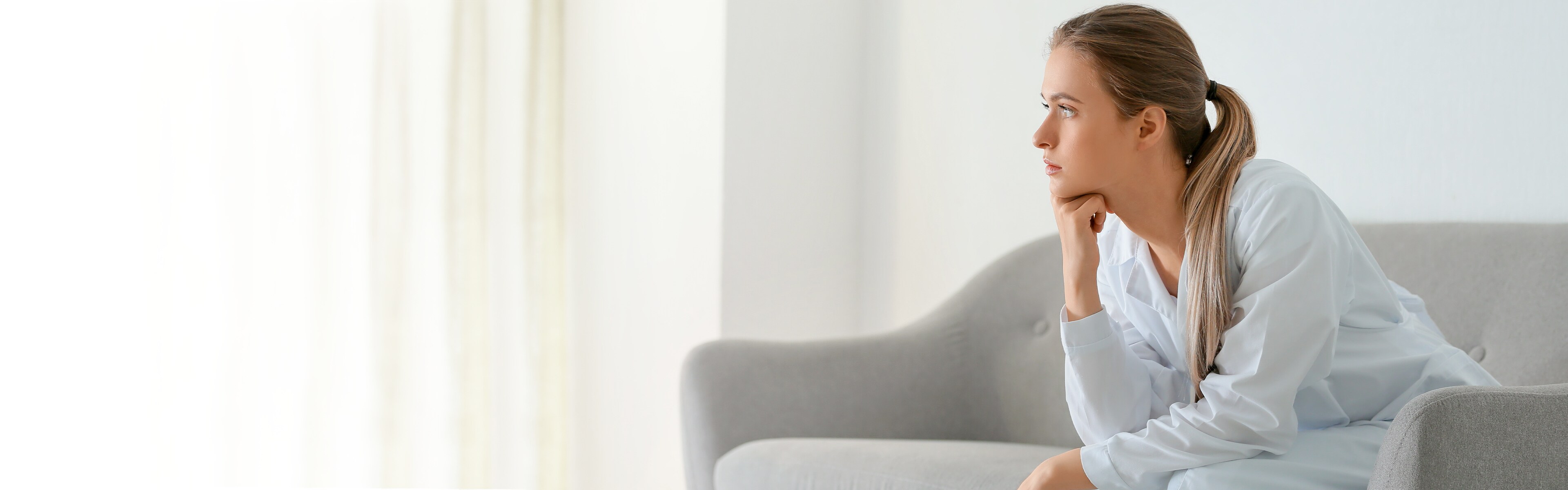 Frau im Stress sitzt auf einer Sofa