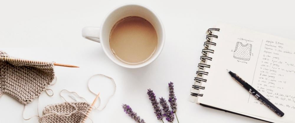 Tasse de café avec un bloc-notes sur une table