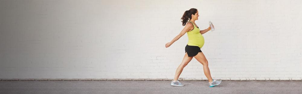 Une femme enceinte fait du sport.
