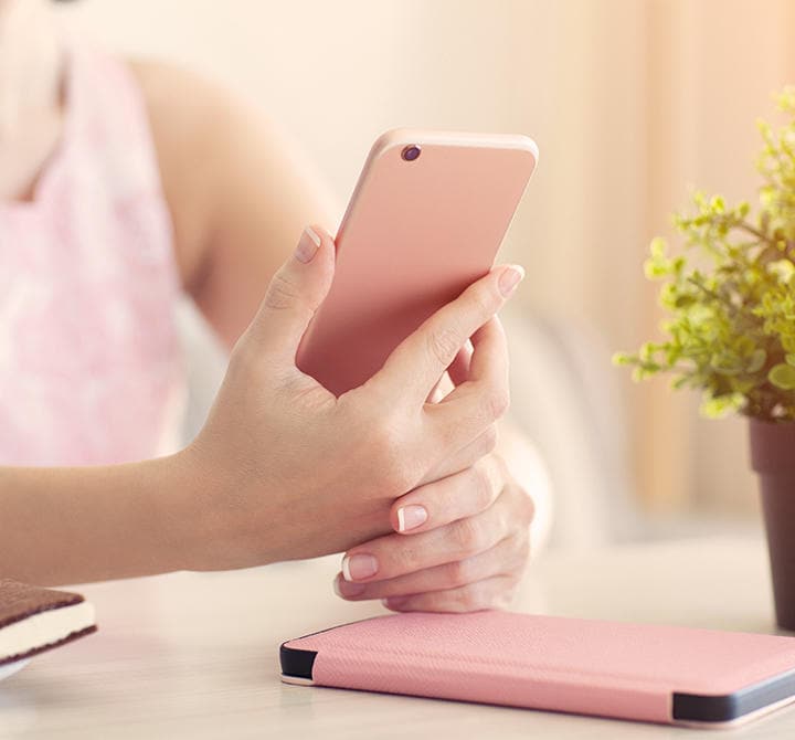 Frau mit Handy