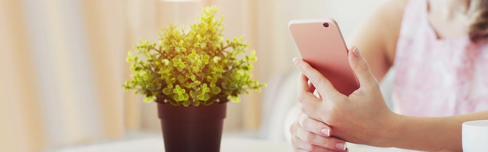 Frau mit Handy
