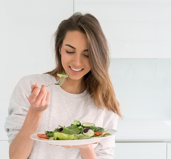 Frau isst Salat