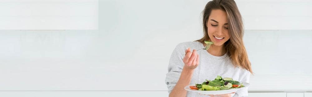 La femme mange de la salade
