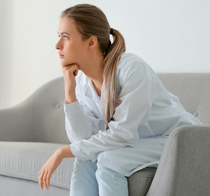 Frau im Stress sitzt auf einer Sofa