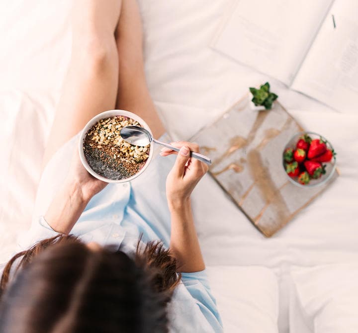 Frau isst muesli